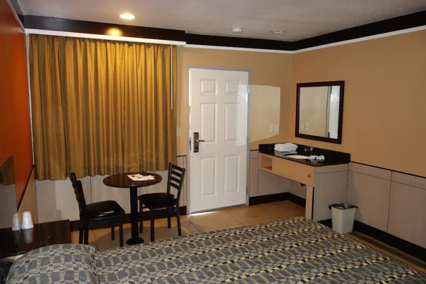 Solo Motel - Image 1
