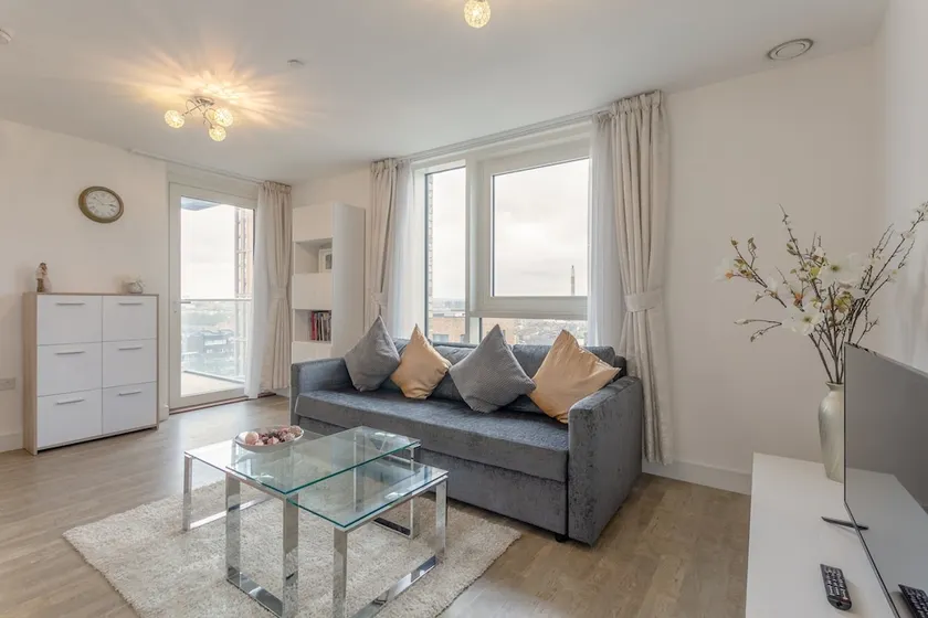 Spacious 2 bed 2 bath apartment in Surrey Quays - Image 1