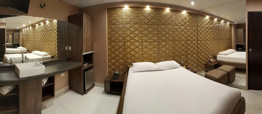 Qollana Business Hotel - Image 1