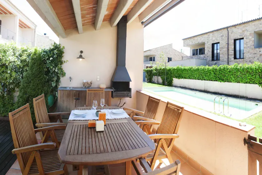Modern Holiday Home in Parlavà with Pool - Image 1