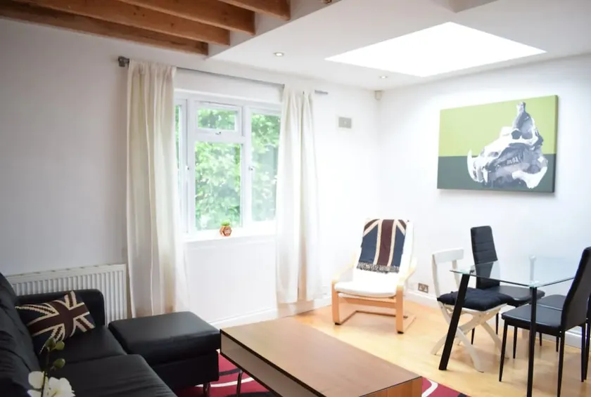 Spacious Apartment in Trendy Dalston - Image 1