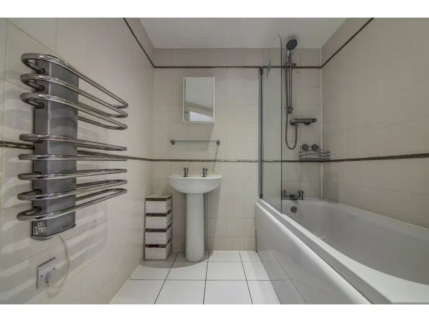 Clean Bright 2BR Manchester Flat for 4 - Image 1
