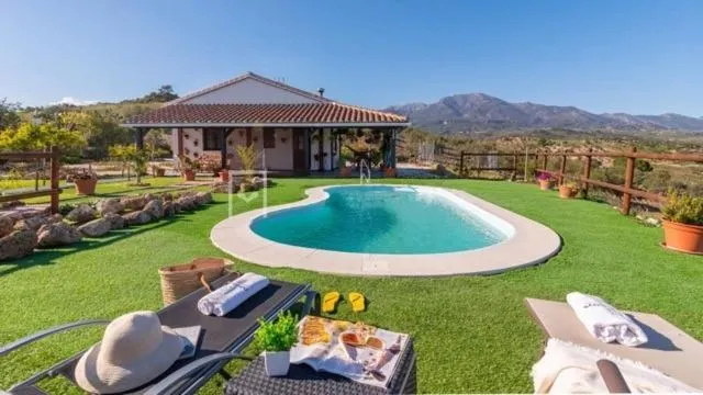 Espléndida casa totalmente equipada con piscina privada, terraza y jardín | Vistas a la montaña | Adaptada para teletrabajar | Admite perro - Image 1