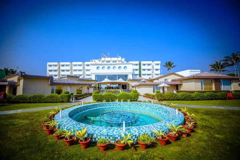 Hotel Holiday Resort - Image 1