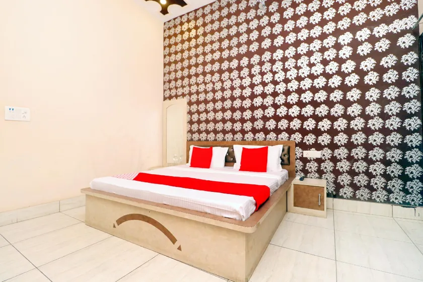 OYO 43293 Hotel Pushp Vatika - Image 1