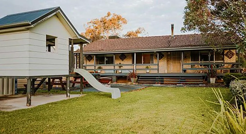 Country Cottage in Town - Image 1