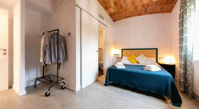 Newly renovated room w Pool & BikeParking - Image 1