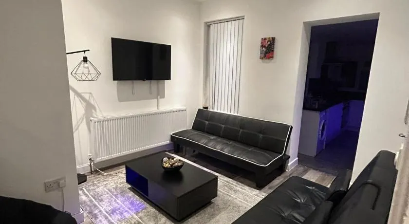 Large 6 Bed 6 Bathroom House - Ideal For Families, Large Groups, Contractors & Business Travellers - Image 1