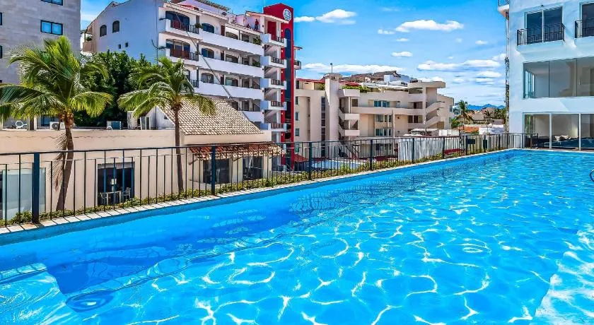Bright coastal condo with pool access, private balcony & fast Wi-Fi - Image 1