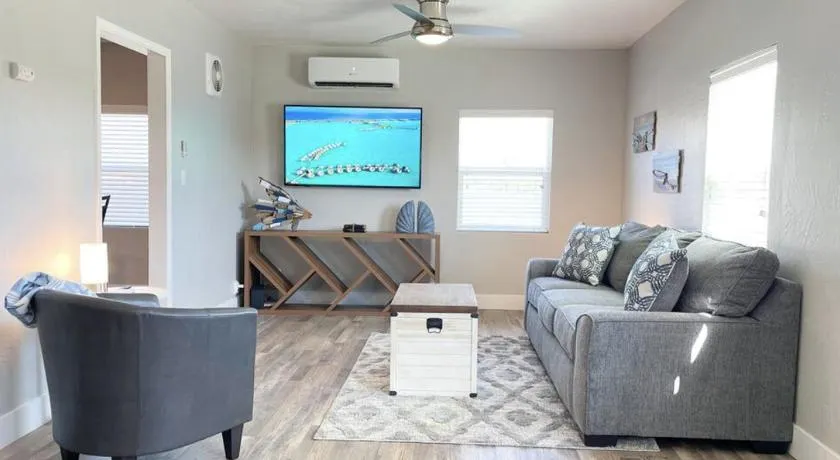 Ocean Breeze 2 bedroom w fenced yard on Mooney - Image 1