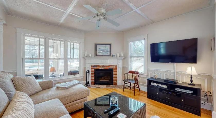 Quaint Bungalow - Image 1