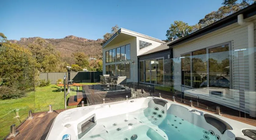Heath House Luxury Halls Gap Accommodation - Image 1