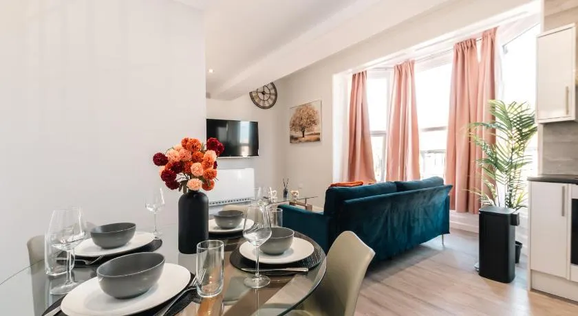 Central 2 Bed Apartment Perfect for Long and Short Stays - Image 1
