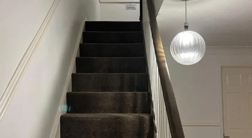 Stylish 3BR Home Sleeps 6 Free Parking Family Friendly - Image 1