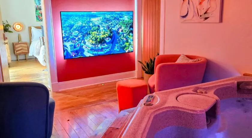 The Orange Fox Lux Room and Hot Tub at The Grumpy Schnauzer Guest House - Image 1