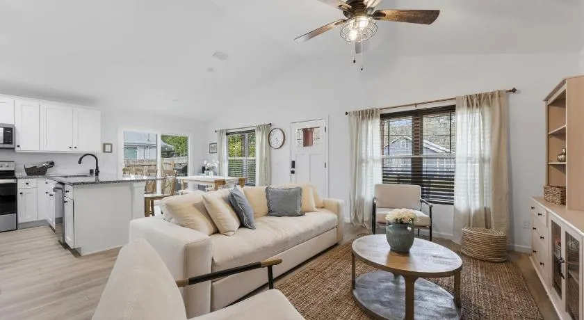 Cozy Coastal Cottage Minutes to Beach and Downtown - Image 1