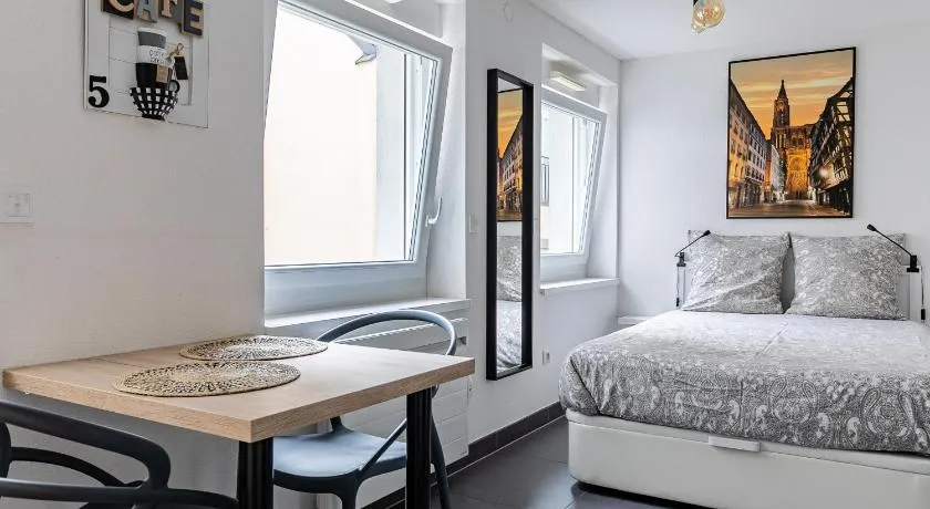 Résidence le premium, hyper centre, studio tout équipé - Image 1