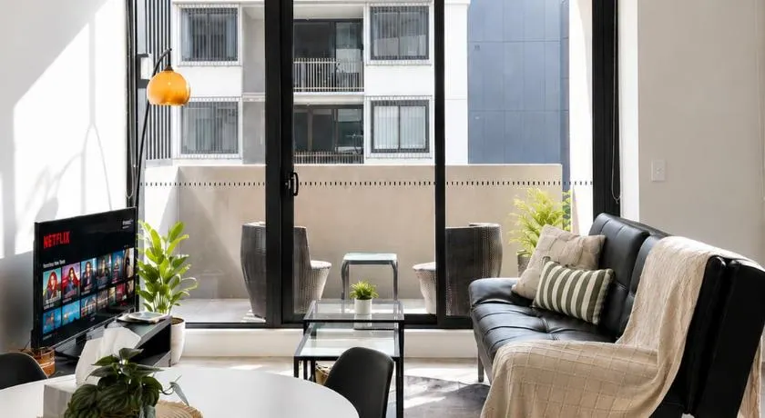 Waterfront High Rise 5 Beds 2 Free Parking - Image 1