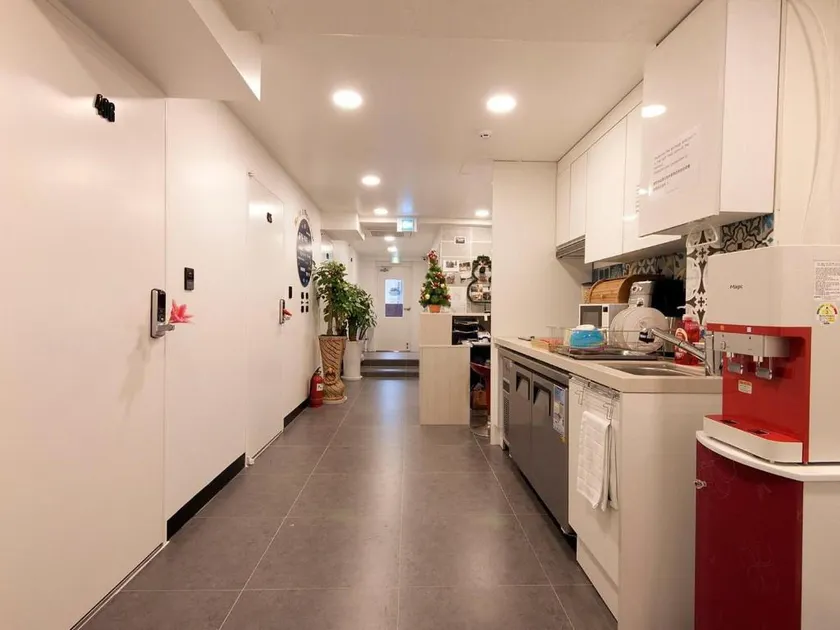 One Minute Guesthouse - Image 1