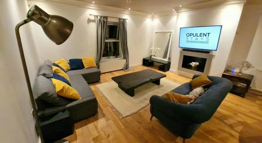 Stunning Luxury 2 Bed Penthouse Apartment - Image 1