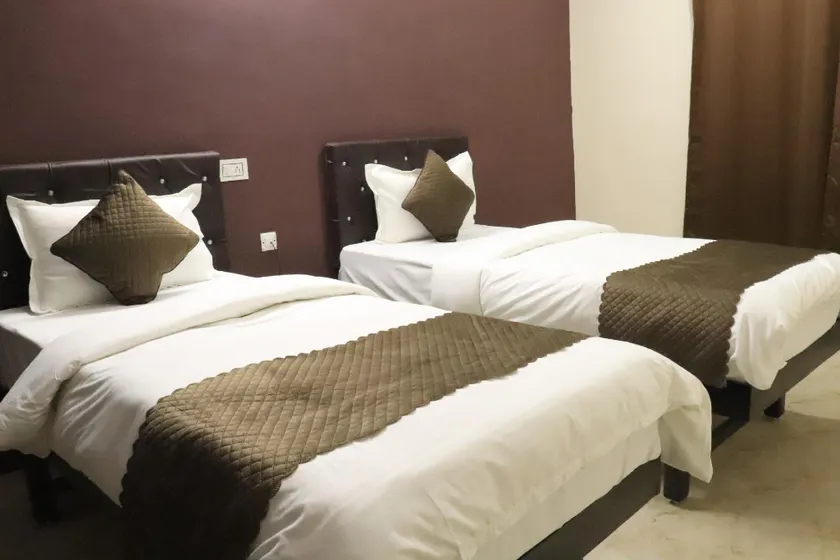 Hotel Posh - Image 1