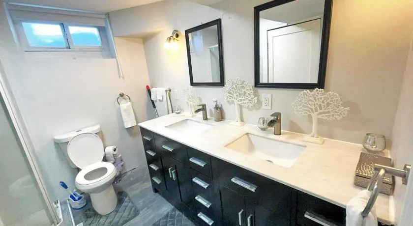 Hamilton Chic Retreat - Cozy Winter Getaway - Image 1