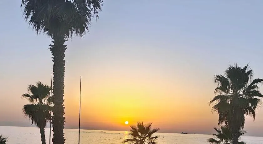 Fiona's Sea View Apartment - Image 1