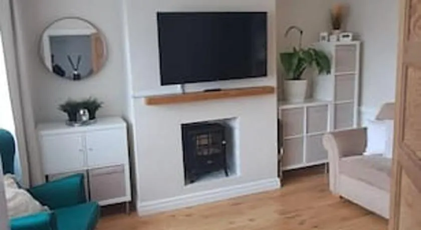 3 Bed Home sleeps 6 in Heart of Cardiff Free Parking - Image 1