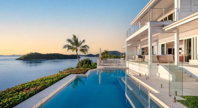 Vue de Bleu' Luxury Whitsunday Ocean View Retreat - Image 1