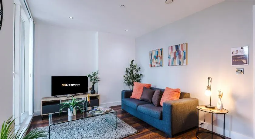 Sleek Apartment in Manchester by 53 Degrees Property, Ideal for Couples, Amazing Location! - Image 1