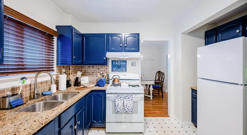 Rachel's Hideaway, 3 brm, king, kitchen, big yard, ample parking, laundry.  - Image 1