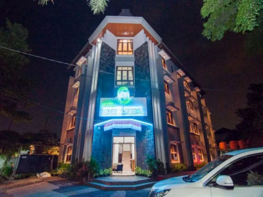 Corsica Hotel - Image 1
