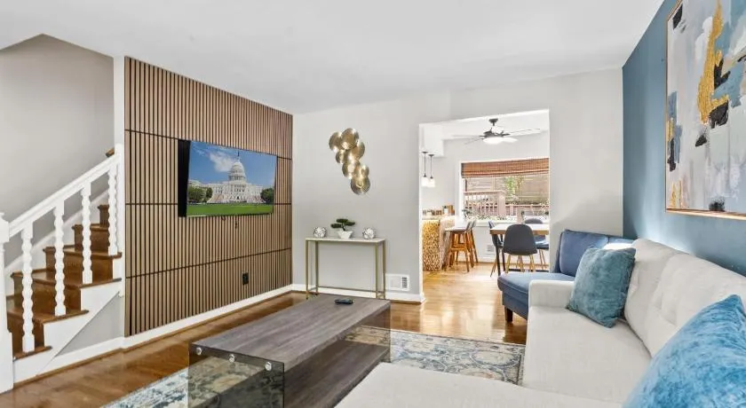 Contemporary Lux Pad Patio - Image 1