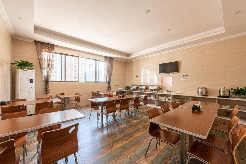 Xinhao Holiday Hotel - Image 1