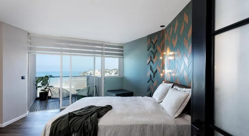 Sea View Stylish 1BR with Balcony by Beachfront Stay - Image 1