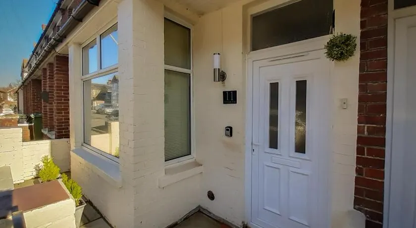 Welcoming 4 Bed Holiday Home in Eastbourne - Image 1
