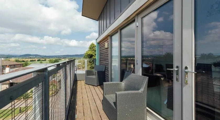 Modern 2 bedroom penthouse with free parking - Image 1