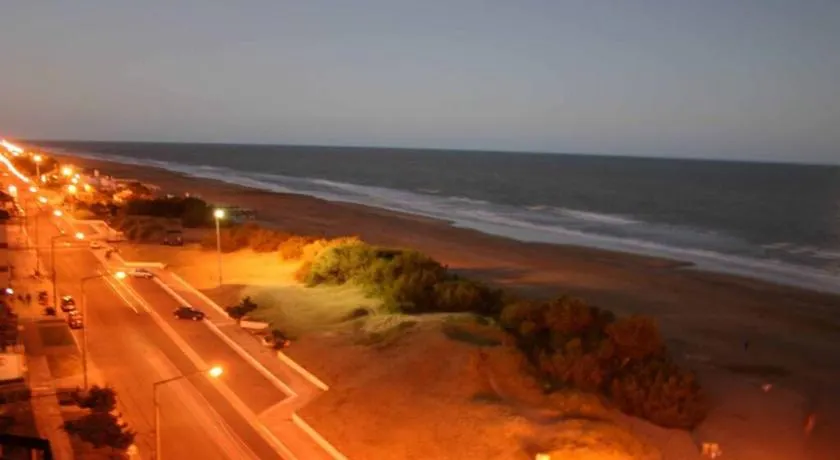 Excelente departamento vista al mar + 2 cocheras - Image 1