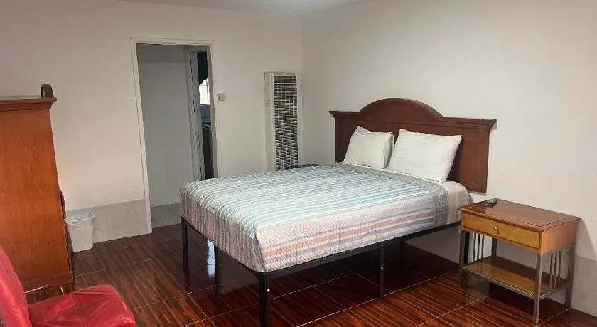 Silver Sands Motel - Image 1
