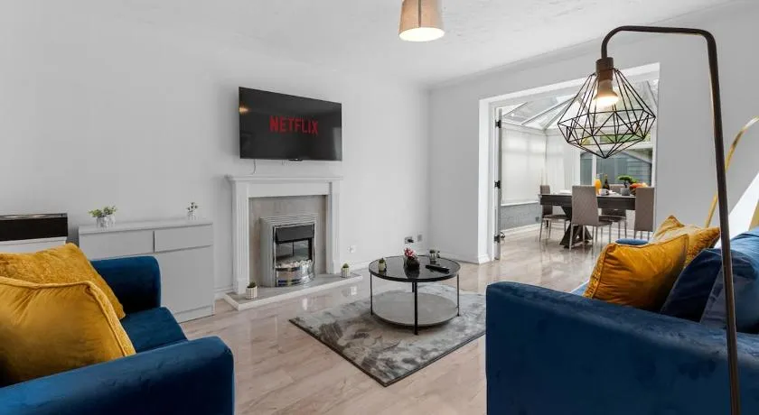 6 Bedrooms, Driveway Parking, Pool Table, Netflix, Huge Long Term Savings - Image 1