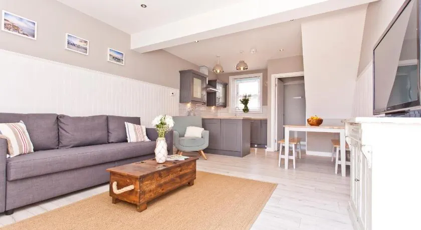 COASTGUARD COTTAGES by BOURNECOAST - A Charming Victorian Holiday Home with SEA VIEWS, Parking and Garden - HB6098 - Image 1