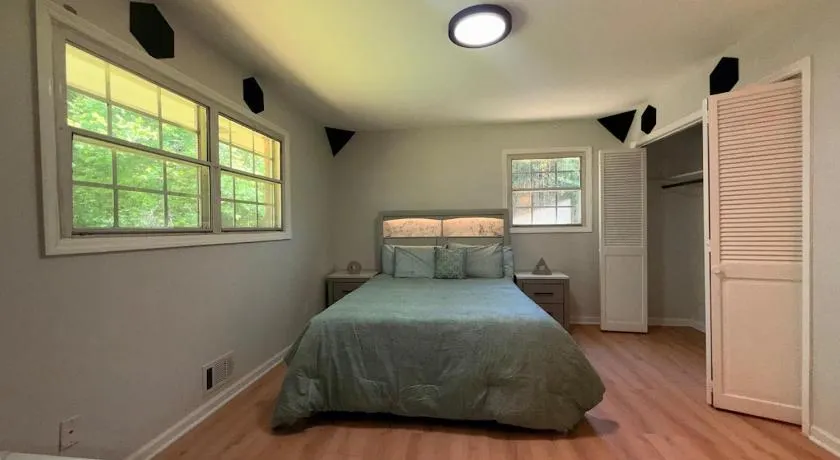 3B 2B Home with Private Suites Smart TVs 3 - Image 1