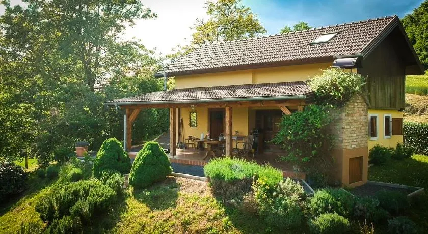 Green Hills Cottage with Pool & Magnificent View - Image 1