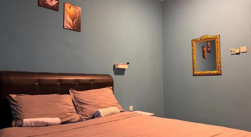 cozy,Bayan,lepas 4pax1car ParkSpiceAirPort domestic guest only - Image 1