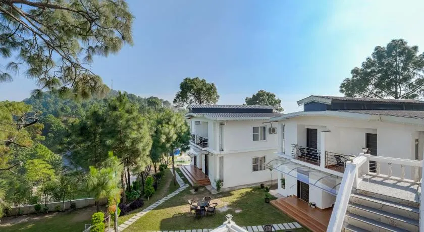 ELIVAAS Signature Stars and Windsongs with Shared Pool, Garden, Game Zone, Restaurant, & Hill Views Pet-friendly - Image 1