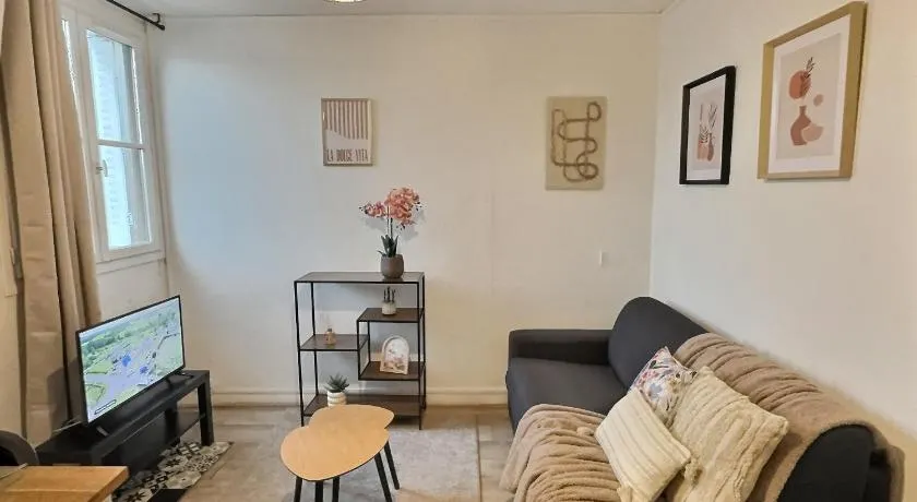 Superbe studio Cosy pour une ESCAPADE au Coeur de Senlis-Idéal pour Couples Voyageurs & Professionnels - Image 1