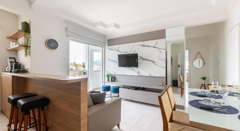 Apto moderno com churrasq. a 600m da praia COM305 - Image 1
