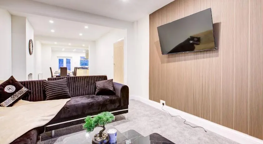 Spacious 3-Bed House in Egham - Image 1