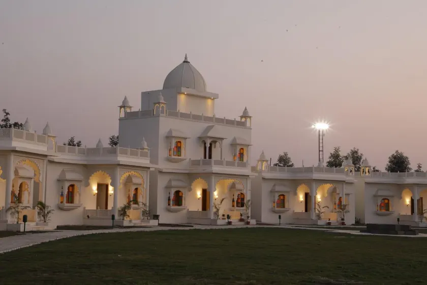 Rajasi Palace - Image 1