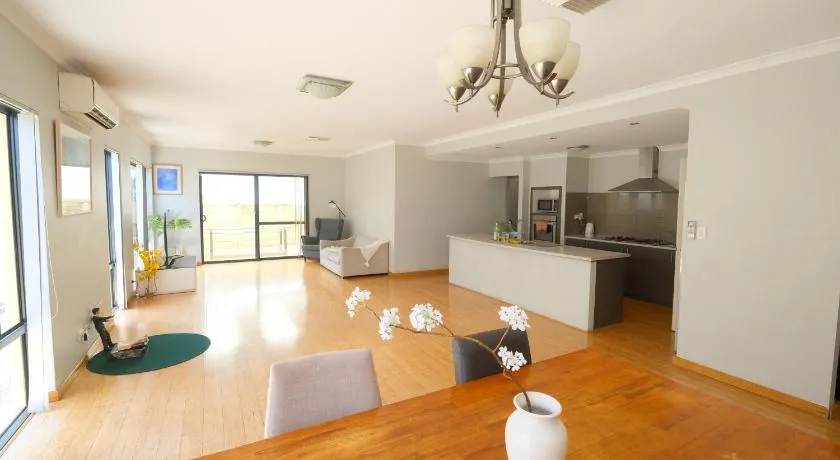 Perth Airport Stay 5BR House with 6 Beds &Parking - Image 1